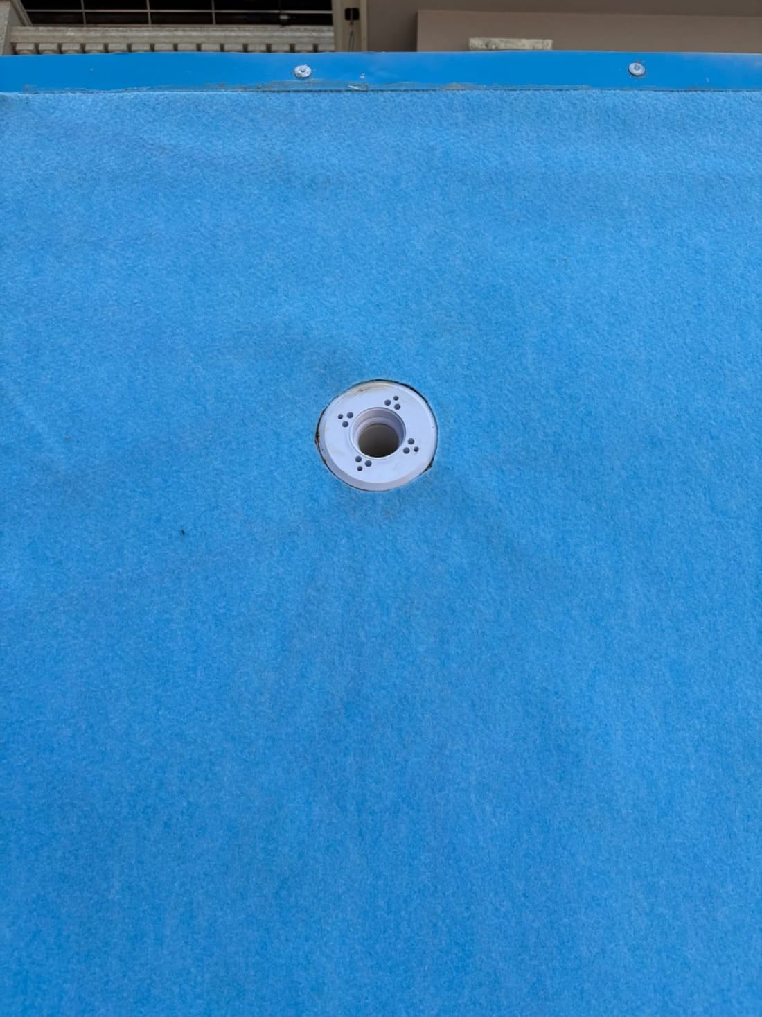 A fitting sealed with a flange in blue membrane