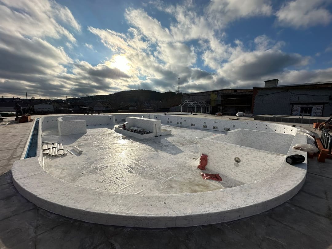 The thermal spa shell before the membrane